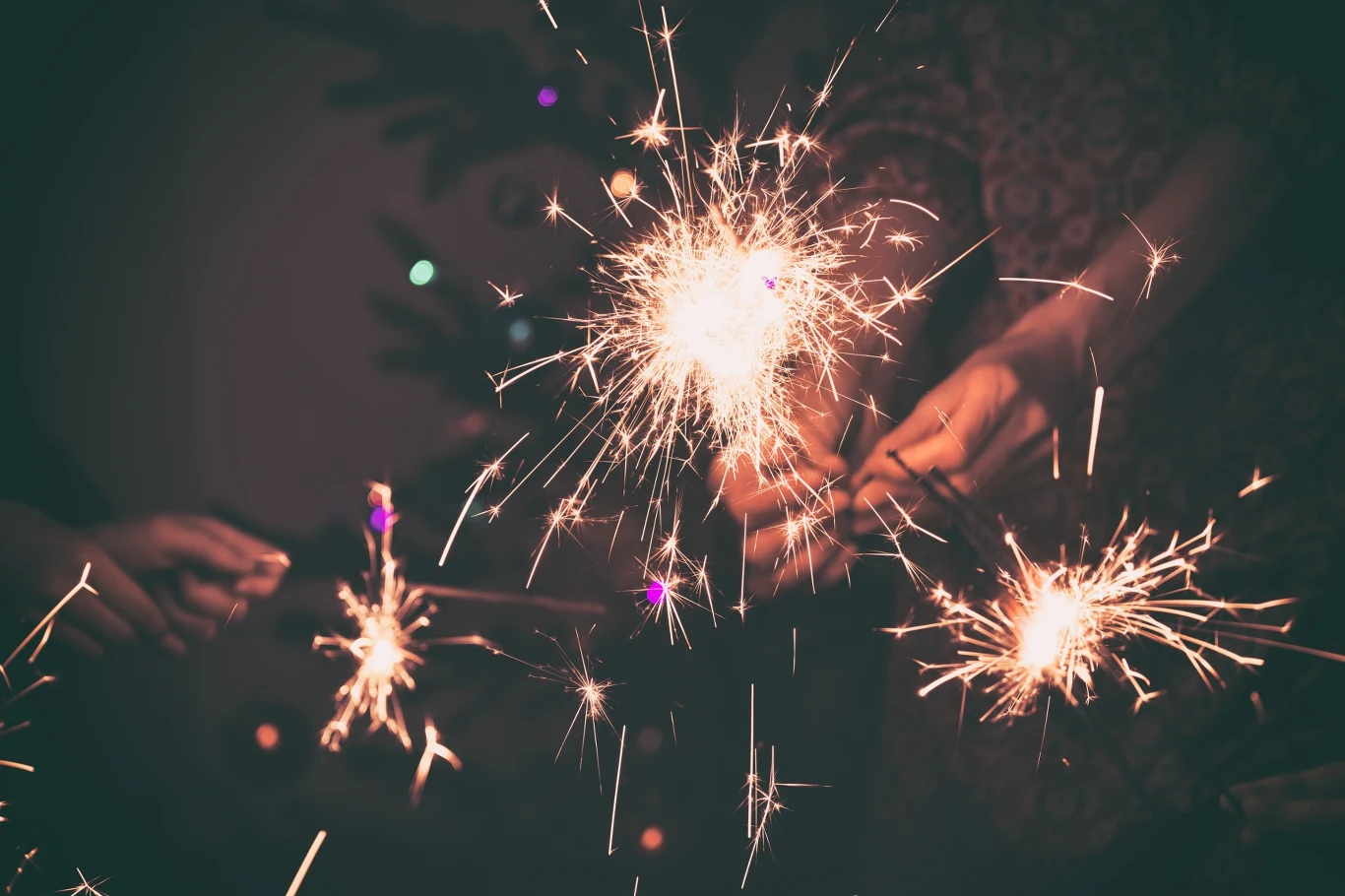 Sylwestrowe tradycje, które przynoszą szczęście mówią o konieczności zjedzenia m.in. 12 winogron. 