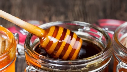 Miód czosnkowy ma ciemny kolor i ciekawy smak, który idealnie pasuje do dań mięsnych oraz dressingów