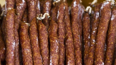 Biały nalot na kiełbasie wcale nie jest oznaką zepsucia