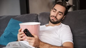 Minęło 10 minut filmu, a ty już śpisz? To ma swoją nazwę i świadczy o problemie zdrowotnym