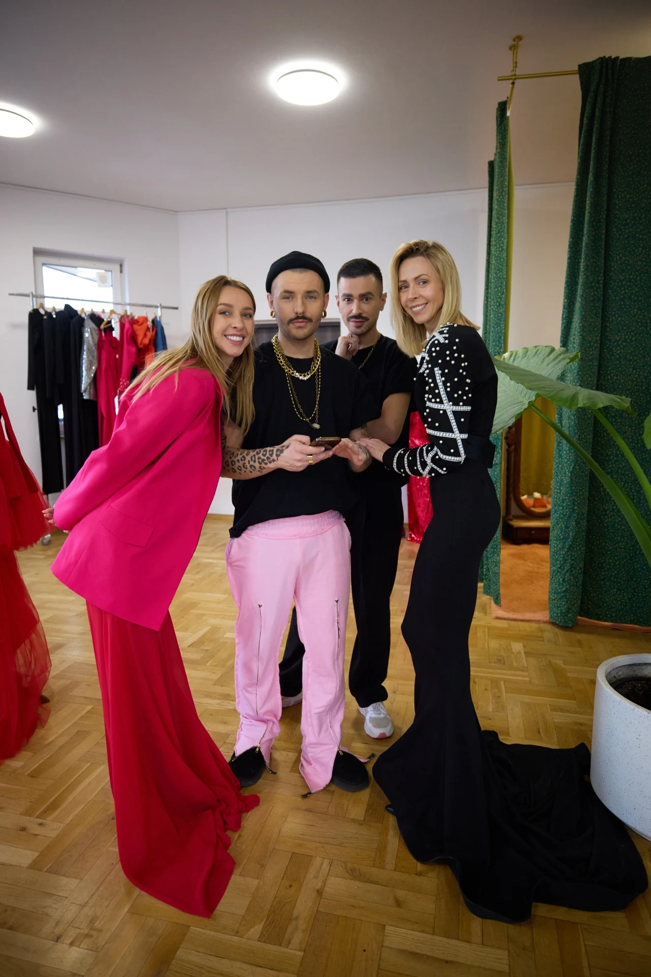 Milena i Ilona Krawczyńskie mierzą suknie, które założą podczas Sylwestrowej Mocy Przebojów