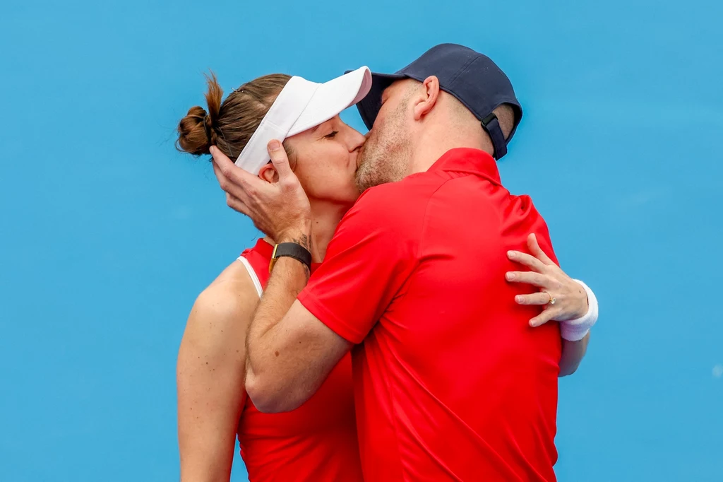 Belinda Bencic cieszy się po zwycięstwie w mikście, Szwajcaria pokonała Francję 2:1. Na zdjęciu ze swoim partnerem Martinem Hromkoviciem Belinda Bencic cieszy się po zwycięstwie w mikście, Szwajcaria pokonała Francję 2:1. Na zdjęciu ze swoim partnerem Martinem Hromkoviciem