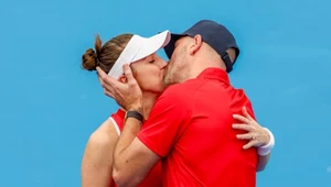 Belinda Bencic cieszy się po zwycięstwie w mikście, Szwajcaria pokonała Francję 2:1. Na zdjęciu ze swoim partnerem Martinem Hromkoviciem