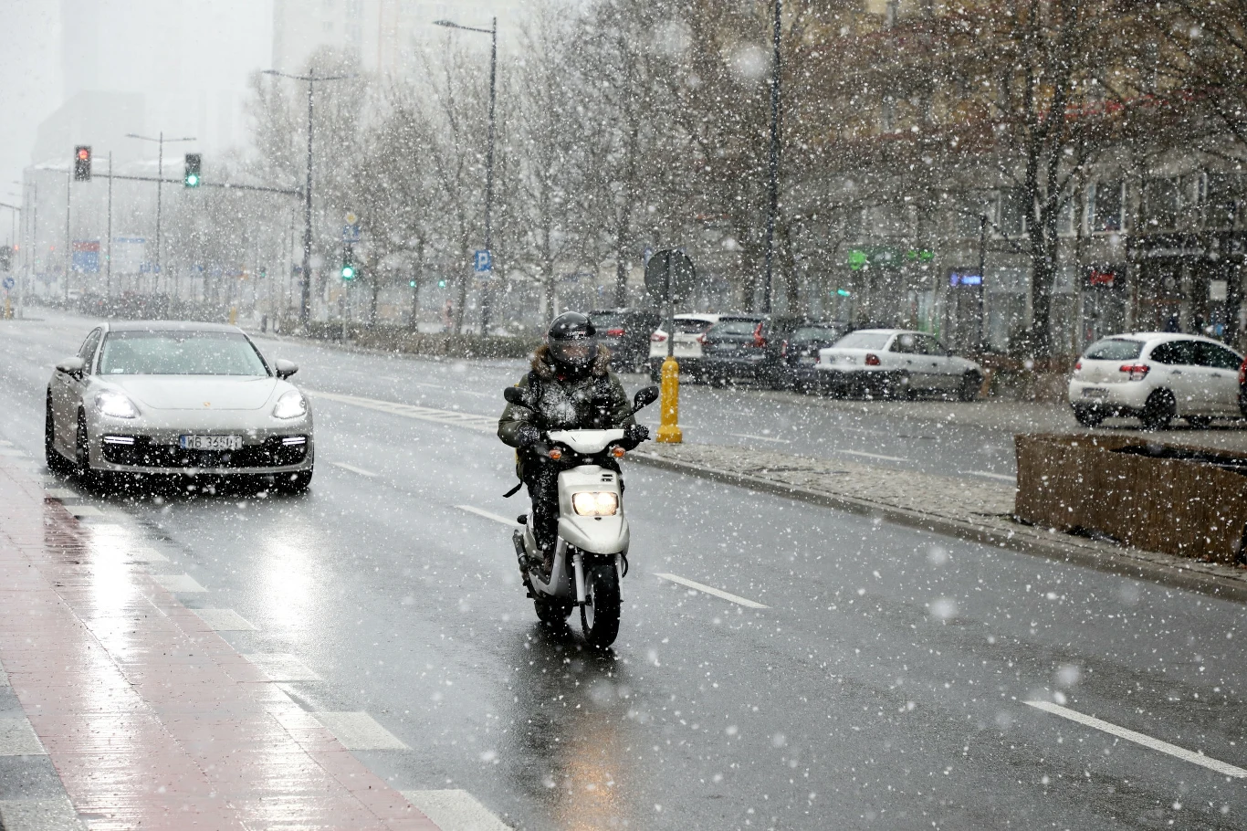 Jazda skuterem zimą jest możliwa, ale trzeba się do niej dobrze przygotować Jazda skuterem zimą jest możliwa, ale trzeba się do niej dobrze przygotować