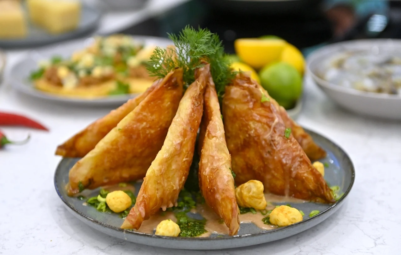 Wytrawne rożki serowe z ciasta filo z lukrem chilli