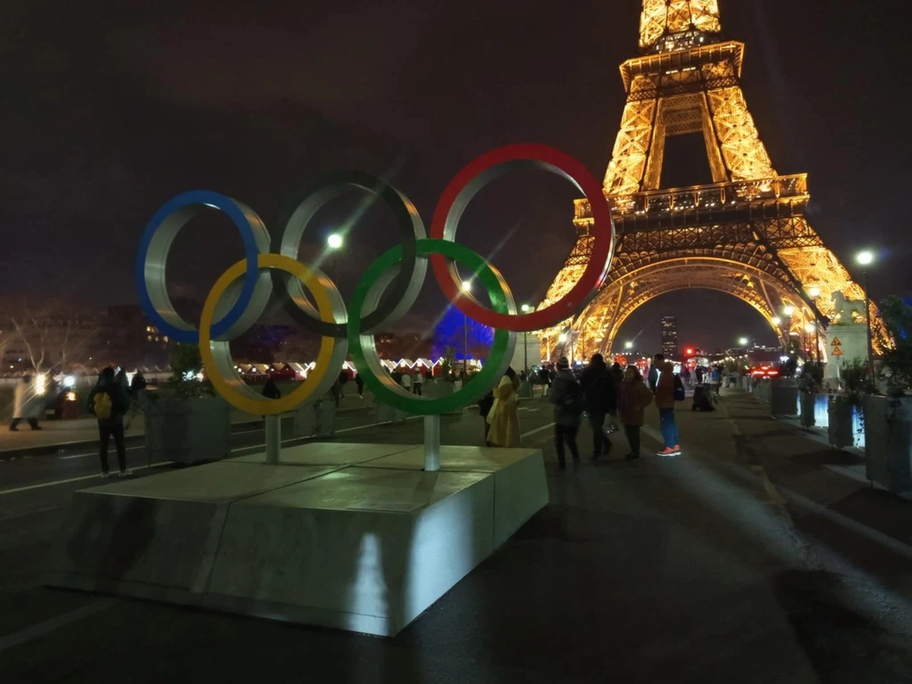 Przed Wieżą Eiffla do teraz stoją olimpijskie koła, przypominając, że to Paryż gościł tę sportową imprezę w 2024 roku Przed Wieżą Eiffla do teraz stoją olimpijskie koła, przypominając, że to Paryż gościł tę sportową imprezę w 2024 roku
