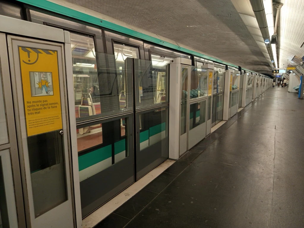 Ekrany na stacjach paryskiego metra uniemożliwiają m.in. przypadkowe wpadnięcie na tory Ekrany na stacjach paryskiego metra uniemożliwiają m.in. przypadkowe wpadnięcie na tory