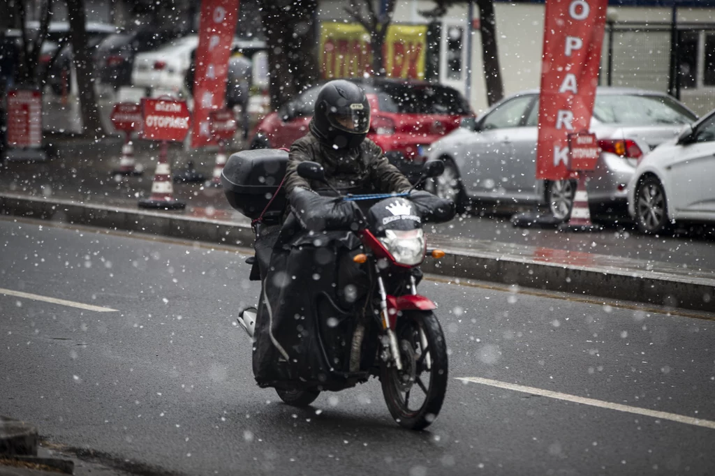 Właściwy ubiór podczas jazdy motocyklem zimą jest niezwykle ważny