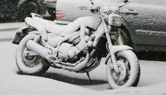 Jak zabezpieczyć motocykl na zimę? Jak go przygotować do długiego postoju