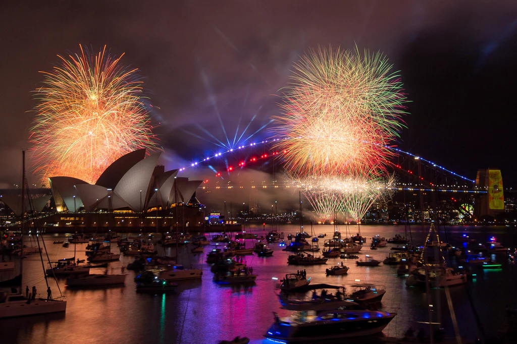 Pokaz fajerwerków w pobiżu słynnej opery w Sydney