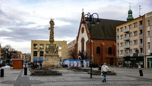 Rynek w Raciborzu. Ostatnio o zakończeniu działalności poinformował kolejny duży lokalny pracodawca, firma SGL Battery Solutions Polska