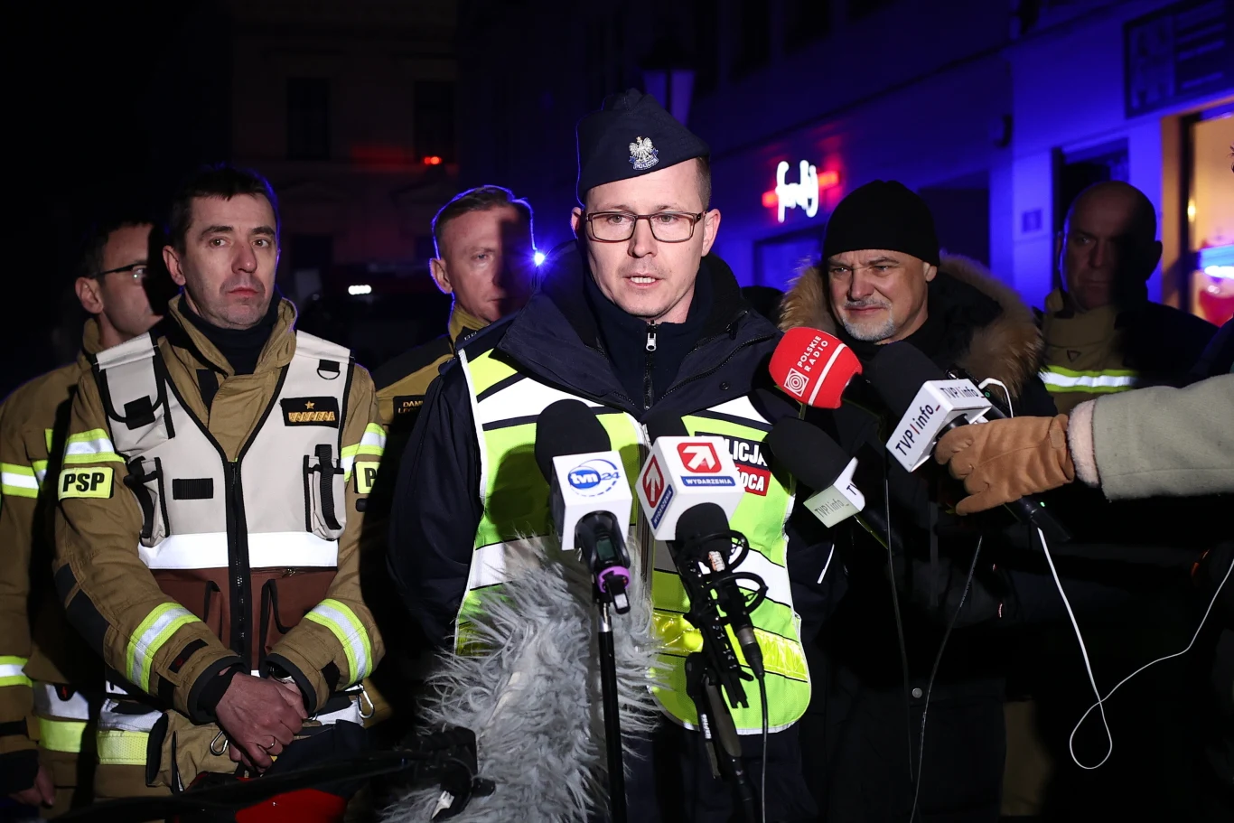 Konferencja służb na miejscu tragedii. Na zdjęciu zastępca komendanta powiatowego policji w Cieszynie podinsp. Przemysław Żurata Konferencja służb na miejscu tragedii. Na zdjęciu zastępca komendanta powiatowego policji w Cieszynie podinsp. Przemysław Żurata
