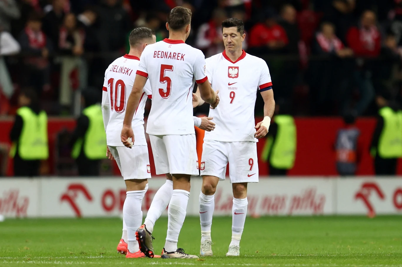 Piotr Zieliński, Jan Bednarek i Robert Lewandowski w barwach reprezentacji Polski