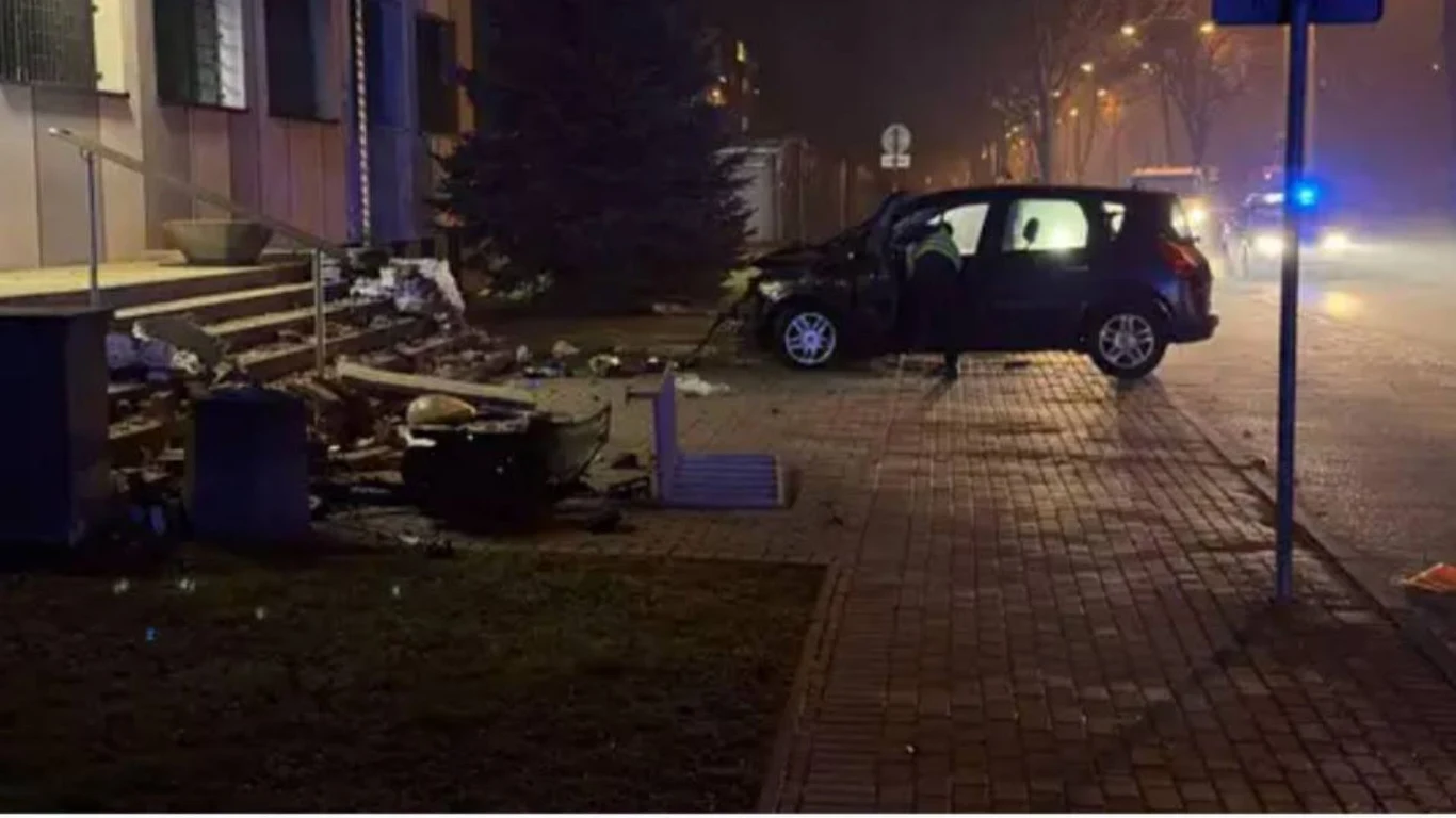 Tarnów. Kierowca osobówki wjechał w komisariat w Mościcach Tarnów. Kierowca osobówki wjechał w komisariat w Mościcach
