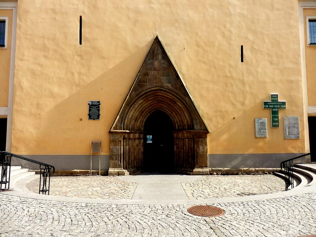 Woda, która wdarła się podczas wrześniowej powodzi do kościoła św. Wawrzyńca w Głuchołazach, wypłukała spoiny posadzki. To ujawniło nieznane pomieszczenie.