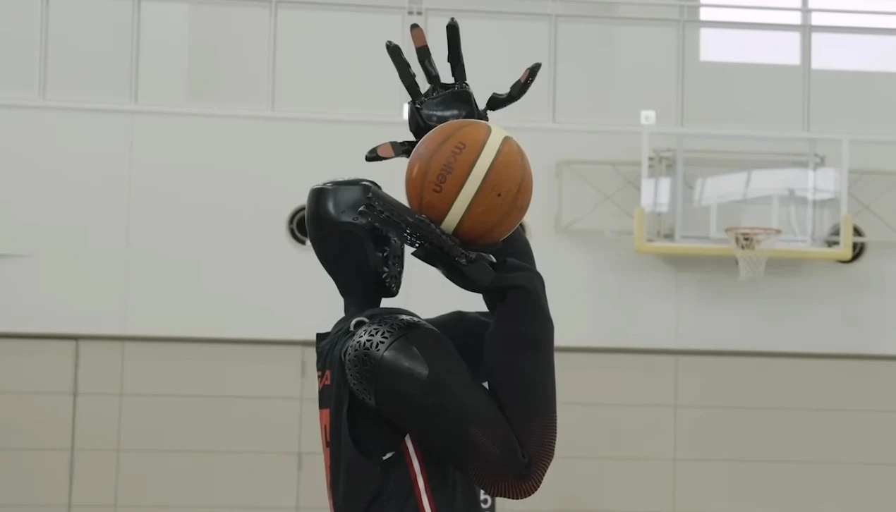 Robot humanoidalny CUE6 firmy Toyota ustanawia rekord świata w rzucie piłką do kosza. Robot humanoidalny CUE6 firmy Toyota ustanawia rekord świata w rzucie piłką do kosza.