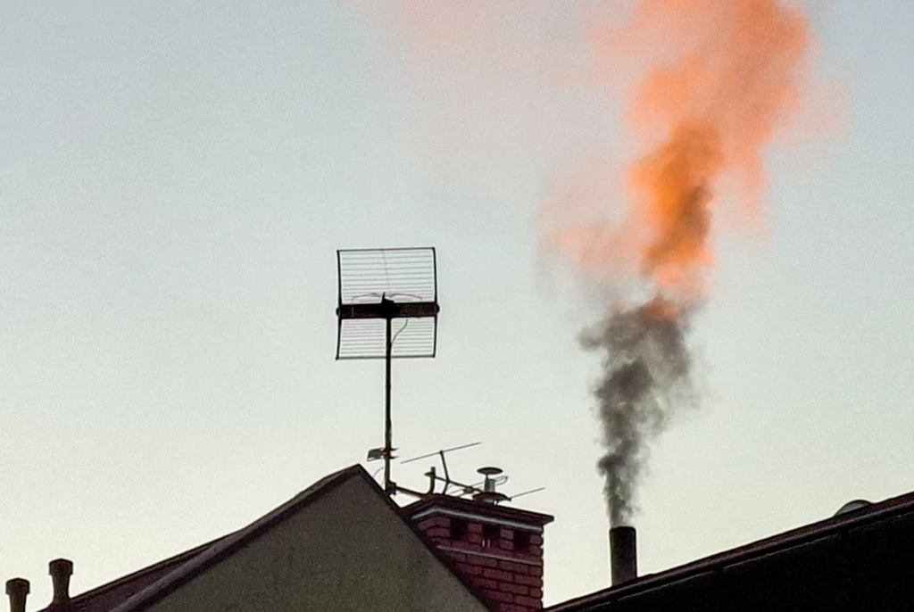Ogłoszono alert RCB dotyczący smogu. Obejmuje on powiat kłodzki w województwie dolnośląskim Ogłoszono alert RCB dotyczący smogu. Obejmuje on powiat kłodzki w województwie dolnośląskim
