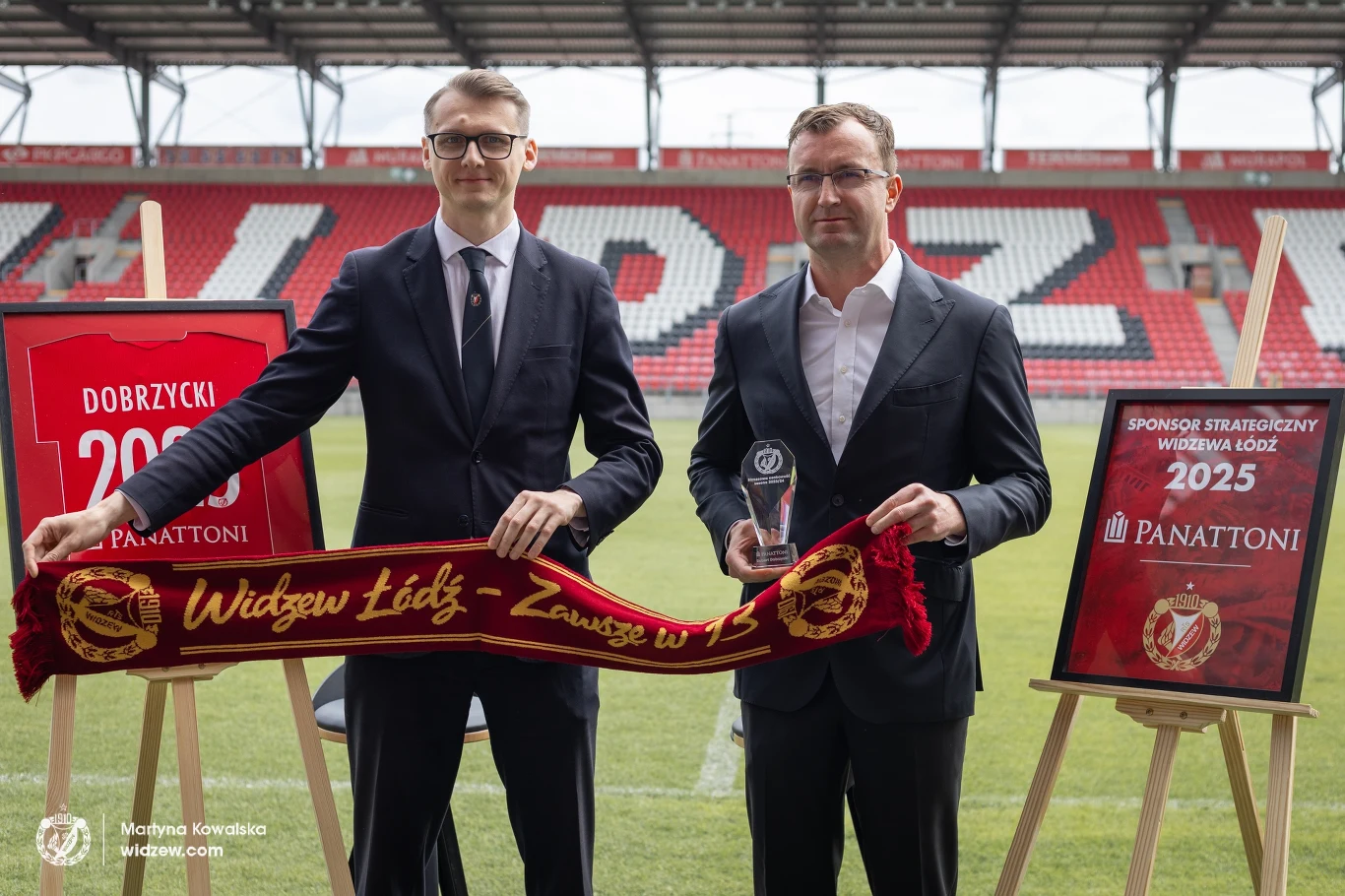 Michal Rydz i Robert Dobrzycki pozują w czerwcu 2024 roku po ogłoszeniu umowy sponsorskiej Michal Rydz i Robert Dobrzycki pozują w czerwcu 2024 roku po ogłoszeniu umowy sponsorskiej