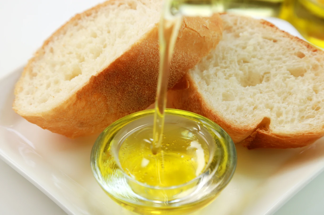 Oliwa bywa mieszana z tańszymi olejami roślinnymi albo produkowana z gorszej jakości oliwek Oliwa bywa mieszana z tańszymi olejami roślinnymi albo produkowana z gorszej jakości oliwek