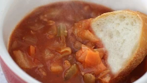 Jedz ze smakiem i zrzucaj zbędne kilogramy. Ta zupa działa cuda