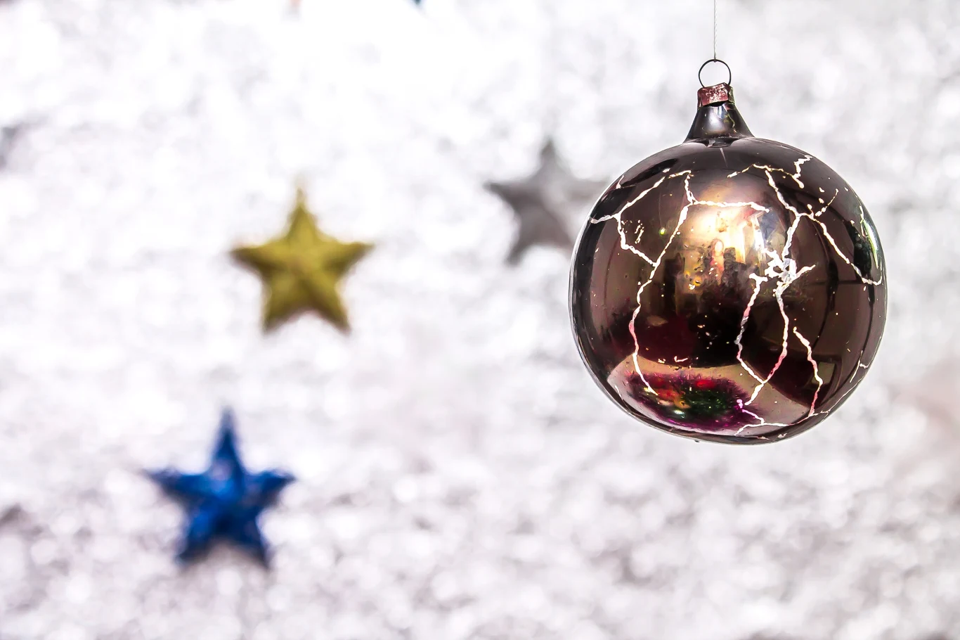 Gdzie wyrzucać zniszczone bombki choinkowe? Gdzie wyrzucać zniszczone bombki choinkowe?