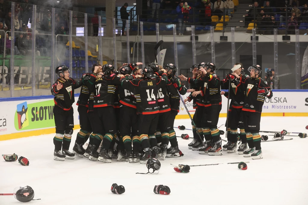 Radość hokeistów GKS Tychy po zwycięstwie w finale Pucharu Polski Radość hokeistów GKS Tychy po zwycięstwie w finale Pucharu Polski