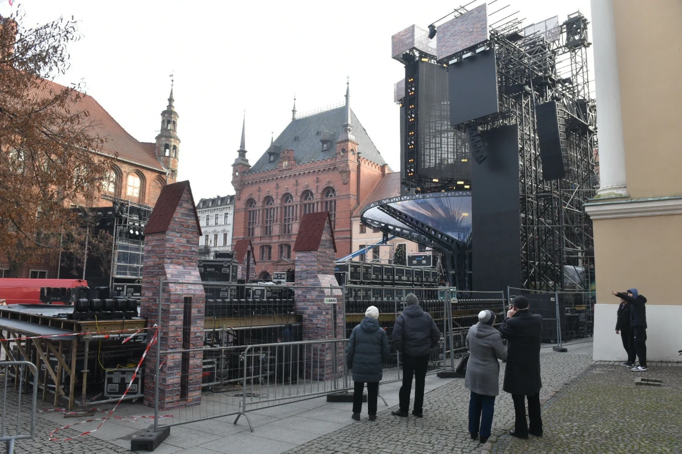 Budowa sceny na Sylwestrową Moc Przebojów w Toruniu