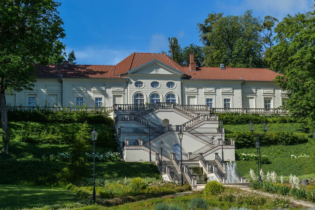 Oranżeria latem skąpana jest w zieleni