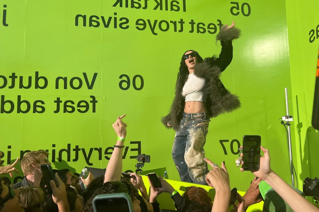 Charli XCX na wydarzeniu z okazji premiery "Brat and it's the completely different but still brat"