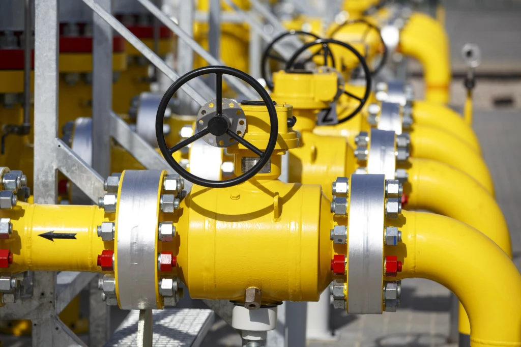 Rada Europejska i PE osiągnęły porozumienie ws. wygaszenia importu rosyjskiego gazu Rosyjskie surowce energetyczne (gaz i ropa) wciąż trafiają na rynki UE, jednak jest ich coraz mniej. Przygotowywany jest zakaz importu z Rosji gazu LNG. Zdj. ilustracyjne