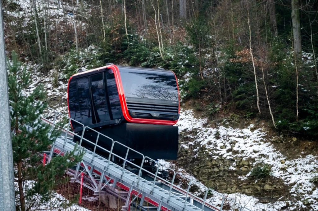 Futurystyczny wagon w Beskidach. Ruszyła nietypowa kolejka w Wiśle.