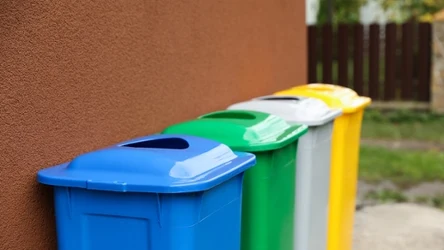 Co wrzucamy do białych pojemników?