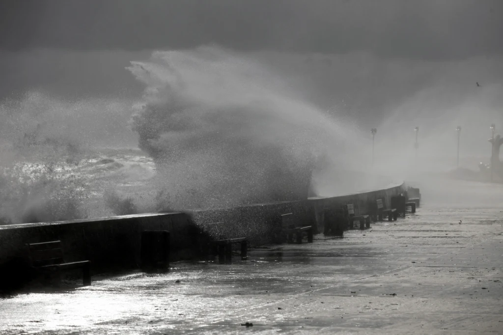 Sztorm na Bałtyku. W nocy oraz w pierwszych dniach 2025 roku nad morzem będzie wiać bardzo silny wiatr, osiągający w porywach do 115 km/h Sztorm na Bałtyku. W nocy oraz w pierwszych dniach 2025 roku nad morzem będzie wiać bardzo silny wiatr, osiągający w porywach do 115 km/h