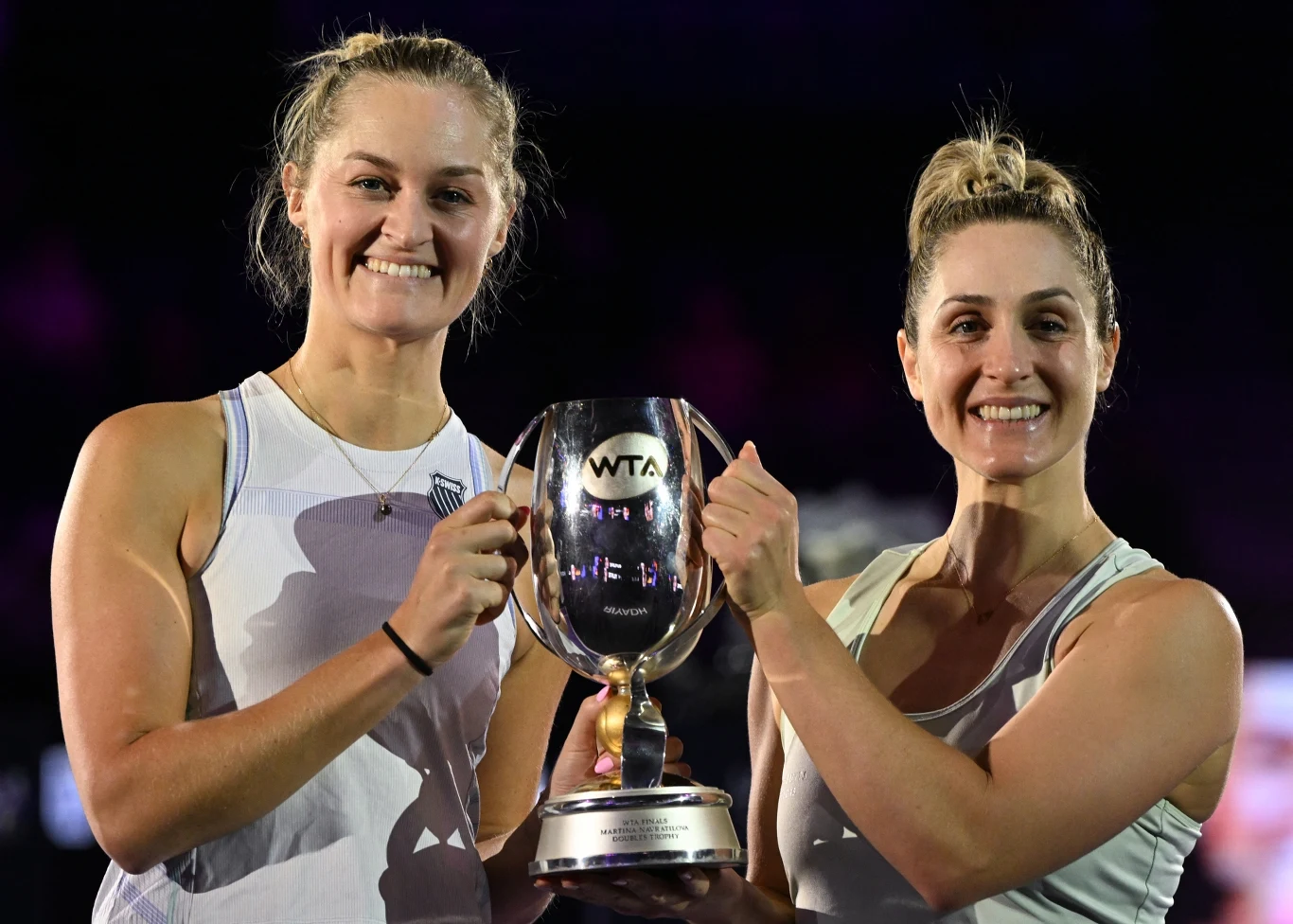 Erin Routliffe i Gabriela Dabrowski z trofeum WTA Finals Erin Routliffe i Gabriela Dabrowski z trofeum WTA Finals