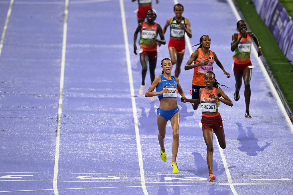 Beatrice Chebet finiszująca na 10 000 metrów w Paryżu Beatrice Chebet finiszująca na 10 000 metrów w Paryżu