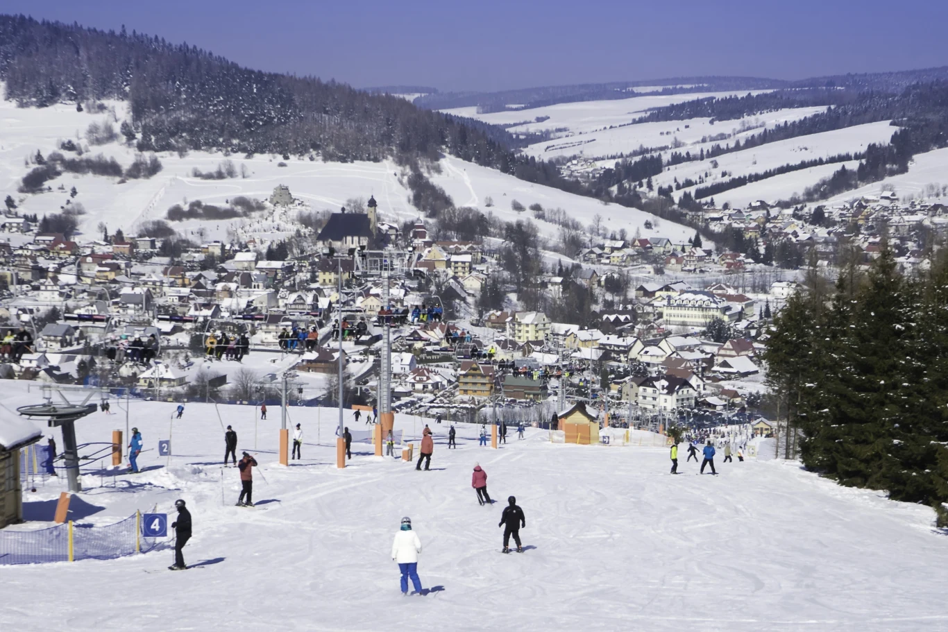 Stacja narciarska TyliczSki do atrakcyjna opcja stoku, na którym można poszusować w przystępnych cenach. 
