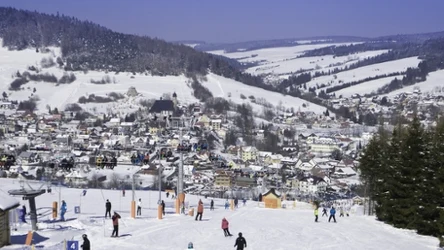 Stacja narciarska TyliczSki do atrakcyjna opcja stoku, na którym można poszusować w przystępnych cenach. 