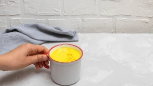 W sezonie grypowym pij złote mleko. Jeden kubek dziennie poprawi odporność