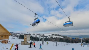 Wygląda jak kurort w Alpach, a leży w Polsce. Oferuje świetne stoki i czyste powietrze