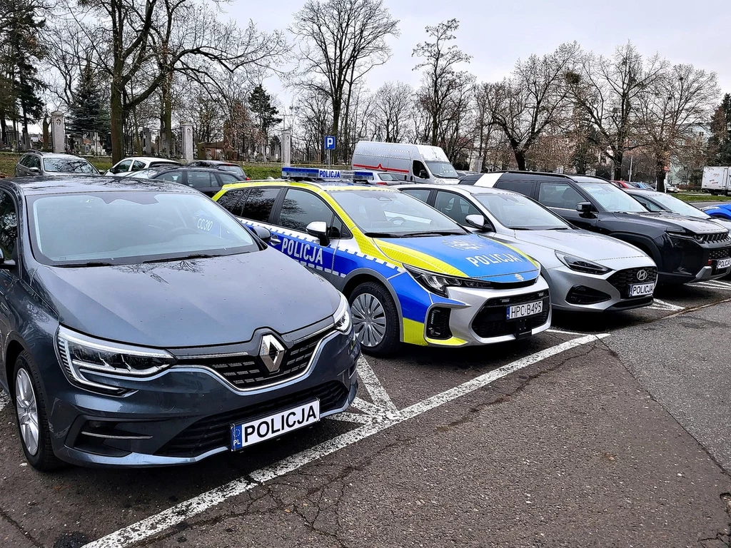 Policjanci z Torunia kupili dziewięć nowych radiowozów. Pierwszy z prawej to najbardziej oryginalny wybór - SsangYong Torres