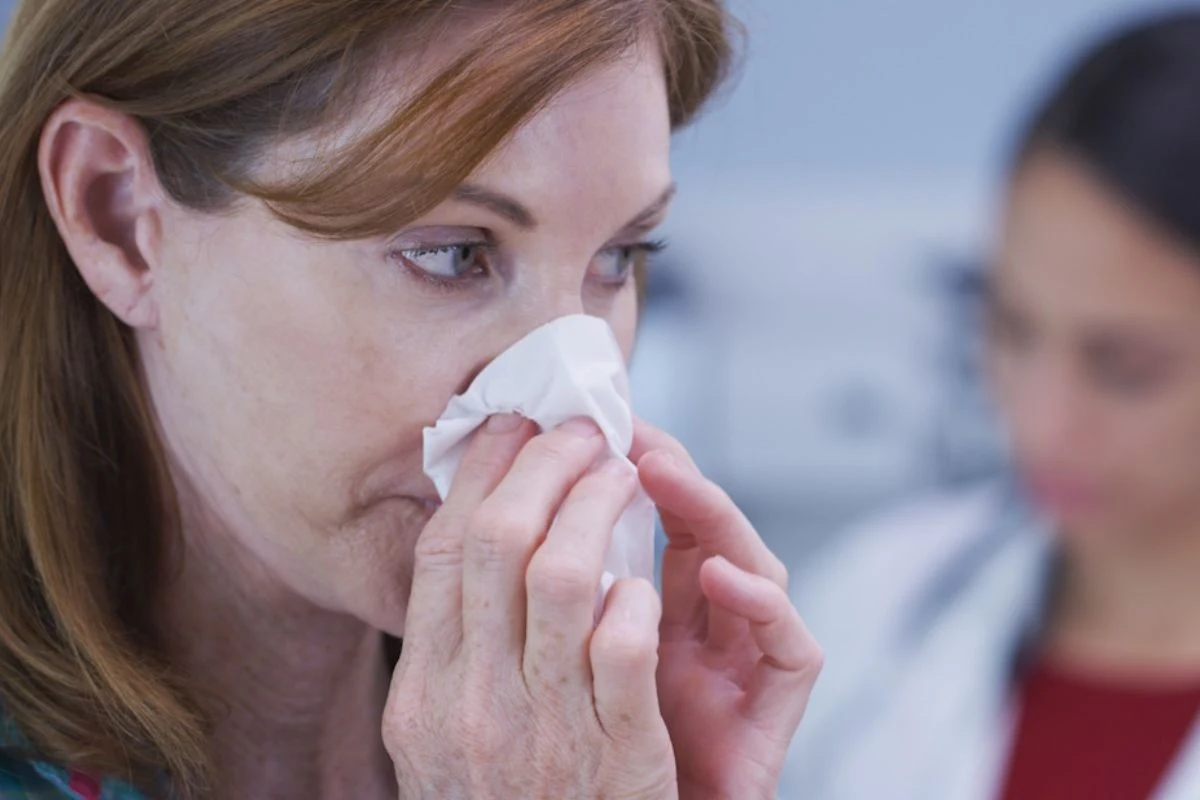 Aby zatamować krwawienie z nosa należy pochylić głowę do przodu i ucisnąć skrzydełka nosa