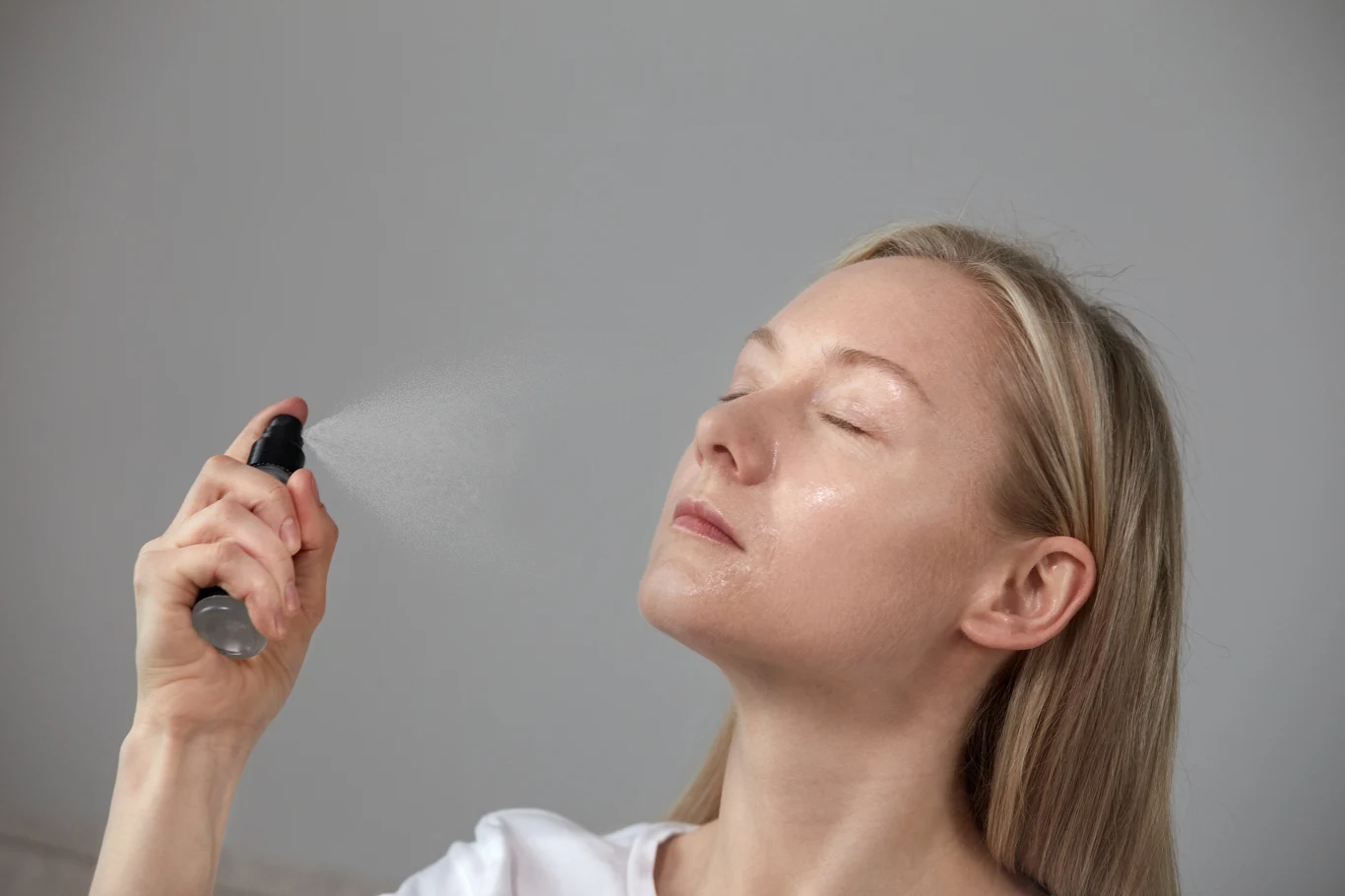 Woda brzozowa była hitem kosmetycznym PRL-u. Dlaczego warto włączyć ją do codziennej pielęgnacji? 