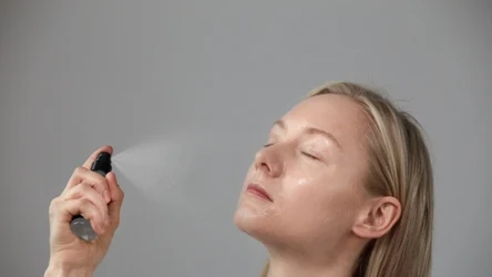 Woda brzozowa były hitem kosmetycznym PRL-u. Dlaczego warto włączyć ją do codziennej pielęgnacji? 