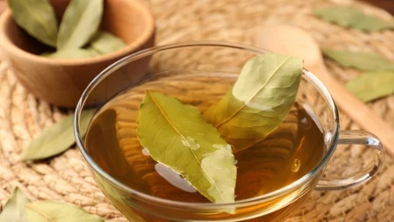 Herbata z liści laurowych i goździków działa na kaszel o wiele lepiej niż syrop z cebuli i czosnku