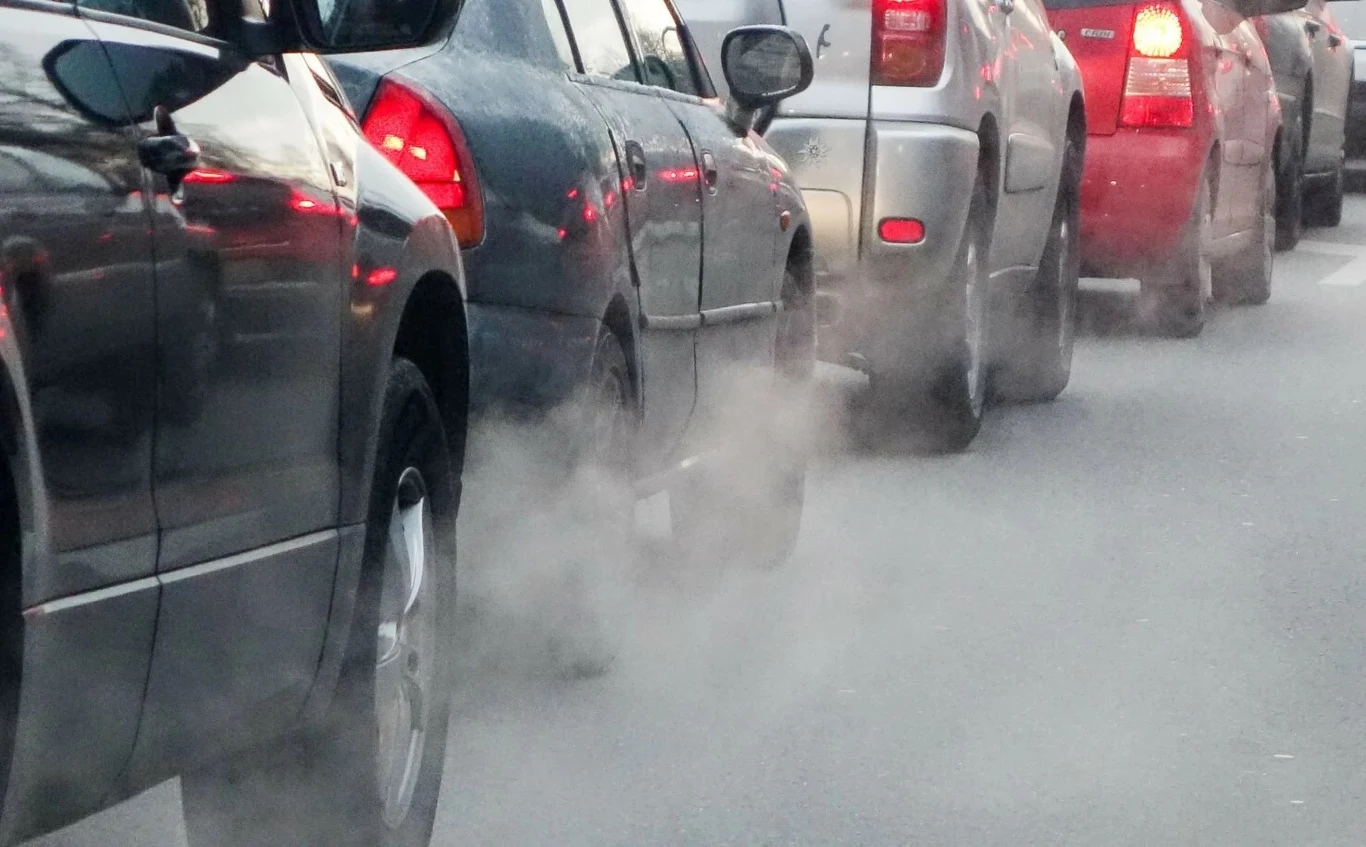 W holenderskiej Hadze nie można reklamować niczego, co ma związek z paliwami kopalnymi. Na przykład spalinowych samochodów W holenderskiej Hadze nie można reklamować niczego, co ma związek z paliwami kopalnymi. Na przykład spalinowych samochodów