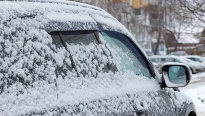 Czy można odśnieżać auto przy włączonym silniku? Ta metoda to ryzyko mandatu