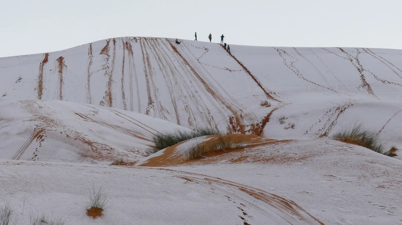 Śnieg na Saharze w częśći Algierii pojawił się w środę. Służba cywilna zapewniła, że nie spowoduje to większych utrudnień w transporcie Śnieg na Saharze w częśći Algierii pojawił się w środę. Służba cywilna zapewniła, że nie spowoduje to większych utrudnień w transporcie