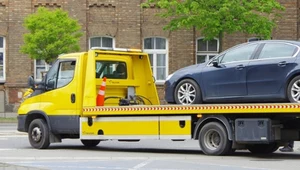 W tej sytuacji policjanci dzwonią po lawetę. Lepiej popatrzeć dwa razy