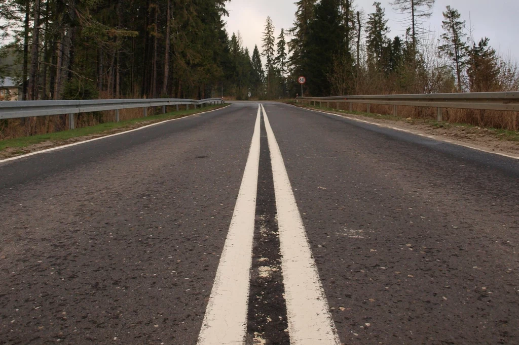 Wyprzedzanie na drodze z linią ciągłą jest możliwe. Ale trzeba spełnić określone warunki.