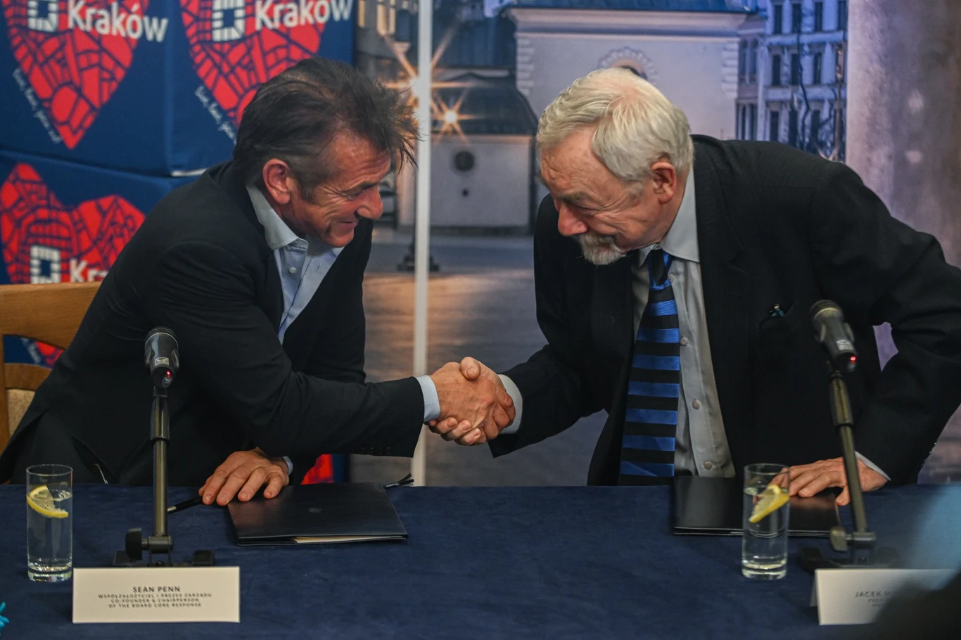 Sean Penn z prezydentem Krakowa Jackiem Majchrowskim w 2022 roku